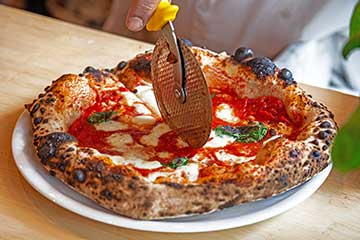 Pizza neapolitańska, jak jeść - krojenie