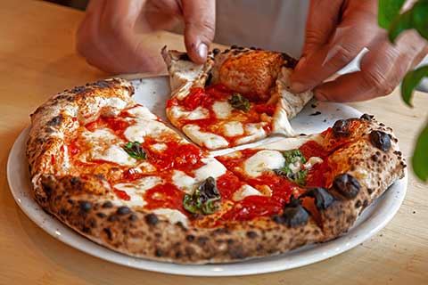 Pizza neapolitańska, jak jeść - uchwyt