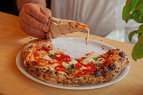 Pizza neapolitańska, jak jeść - Uniesienie