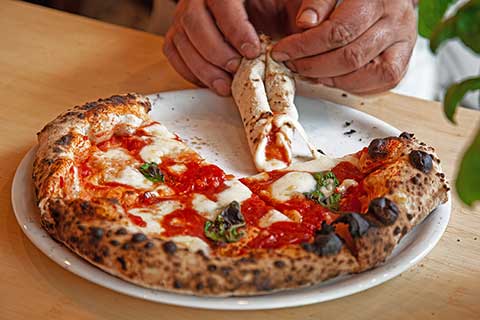 Pizza neapolitańska, jak jeść - Zwinięcie